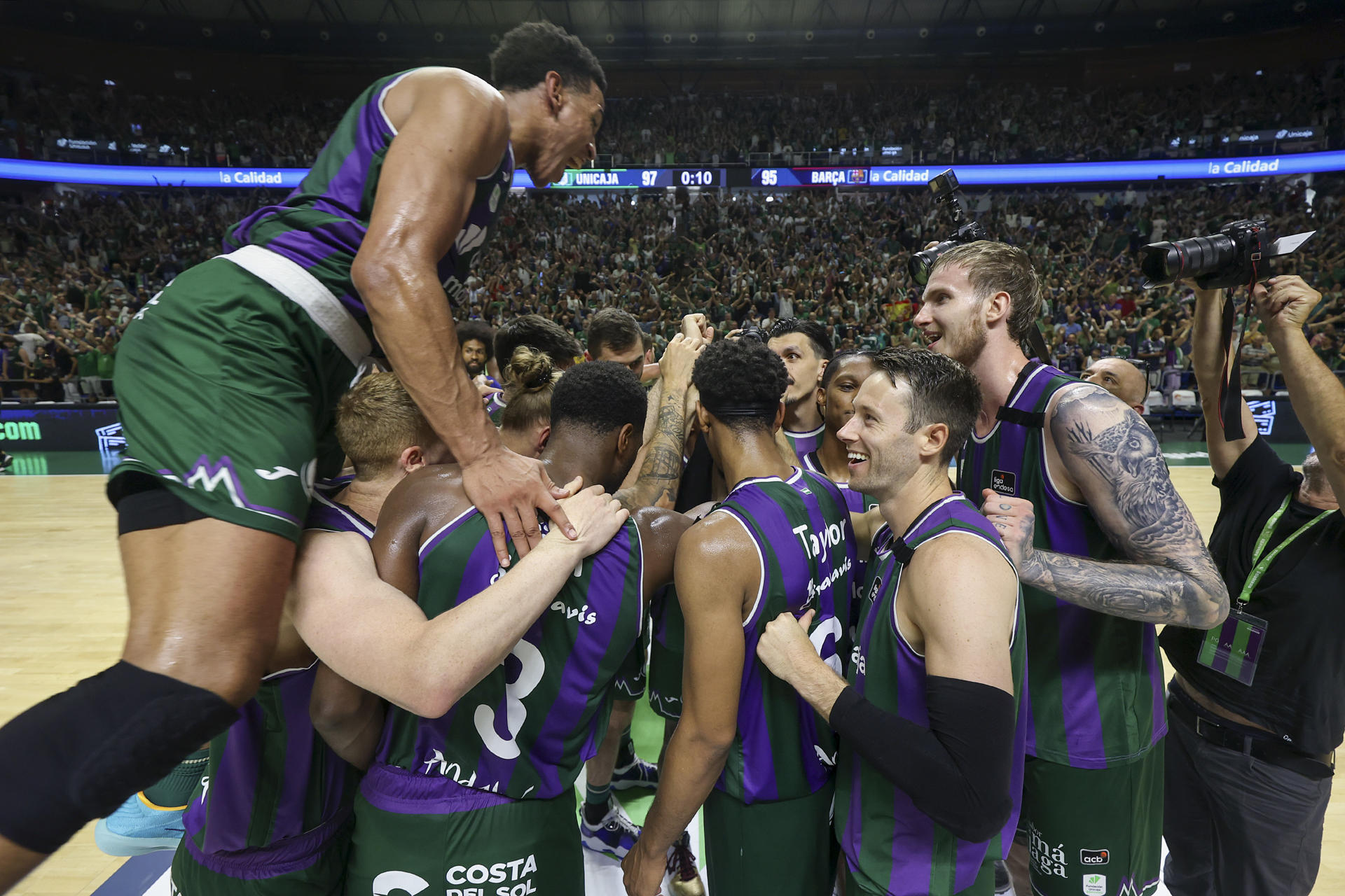 Los jugadores del Unicaja celebran su victoria tras el tercer partido de cuartos de final de la Liga Endesa disputado este domingo en el Palacio de los Deportes José María Martín Carpena. EFE/ Daniel Pérez