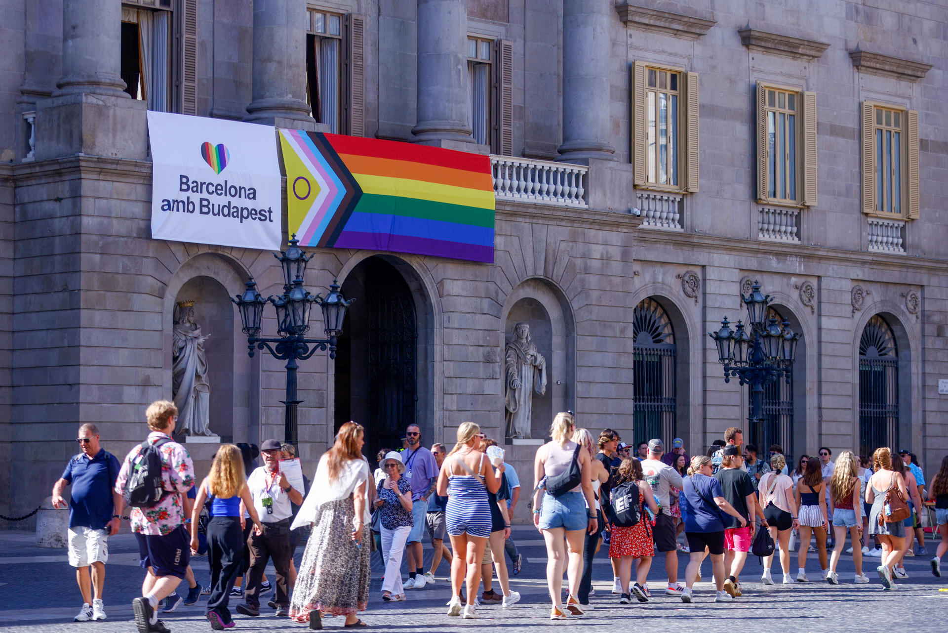 El ayuntamiento de Barcelona despliega una bandera de apoyo a Budapest junto a la LGTBI+ para conmemorar el Día Internacional del Orgullo o para la Liberación LGBTI+. EFE/ Quique García