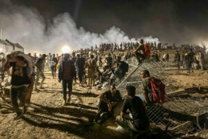 *ACOMPAÑA CRÓNICA* Ciudad de Gaza, 29/06/2025.- Un único acceso con rejas metálicas lleva a un descampado rodeado de barricadas de arena con neumáticos ardiendo, detrás de las que se apostan tropas israelíes y mercenarios estadounidenses fuertemente armados. En el centro de la explanada, 50 palés con comida: así es uno de los puntos de distribución de la polémica Fundación Humanitaria para Gaza (GHF), que este martes EFE visitó junto a miles de gazatíes en una madrugada sangrienta. EFE/Str