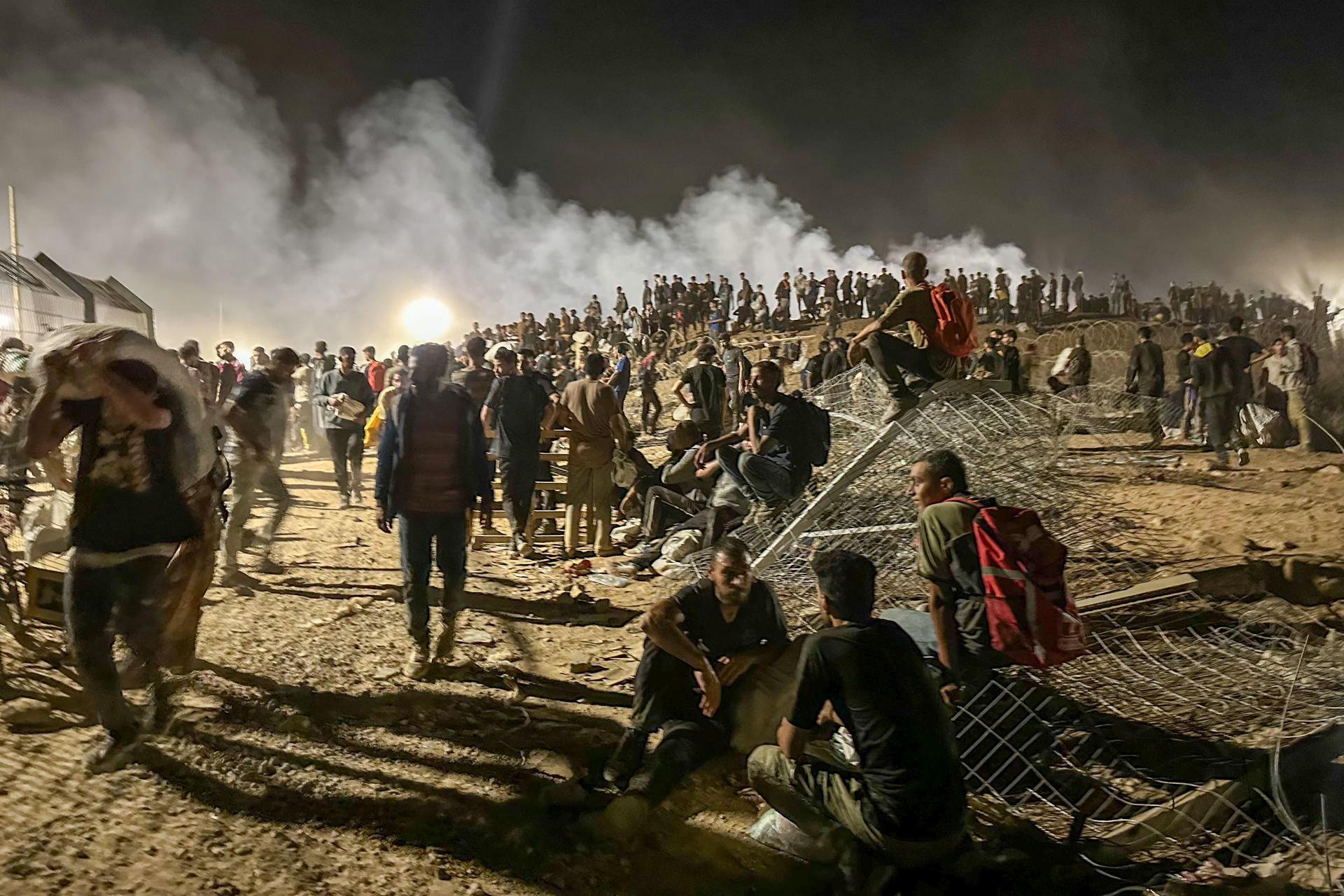 *ACOMPAÑA CRÓNICA* Ciudad de Gaza, 29/06/2025.- Un único acceso con rejas metálicas lleva a un descampado rodeado de barricadas de arena con neumáticos ardiendo, detrás de las que se apostan tropas israelíes y mercenarios estadounidenses fuertemente armados. En el centro de la explanada, 50 palés con comida: así es uno de los puntos de distribución de la polémica Fundación Humanitaria para Gaza (GHF), que este martes EFE visitó junto a miles de gazatíes en una madrugada sangrienta. EFE/Str