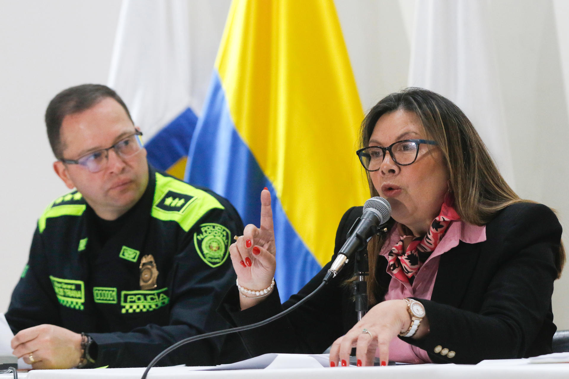 La fiscal general de Colombia Luz Adriana Camargo (d), junto al director de la Policía, general Carlos Triana, ofrecen una rueda de prensa este martes en Medellín (Colombia). EFE/STR