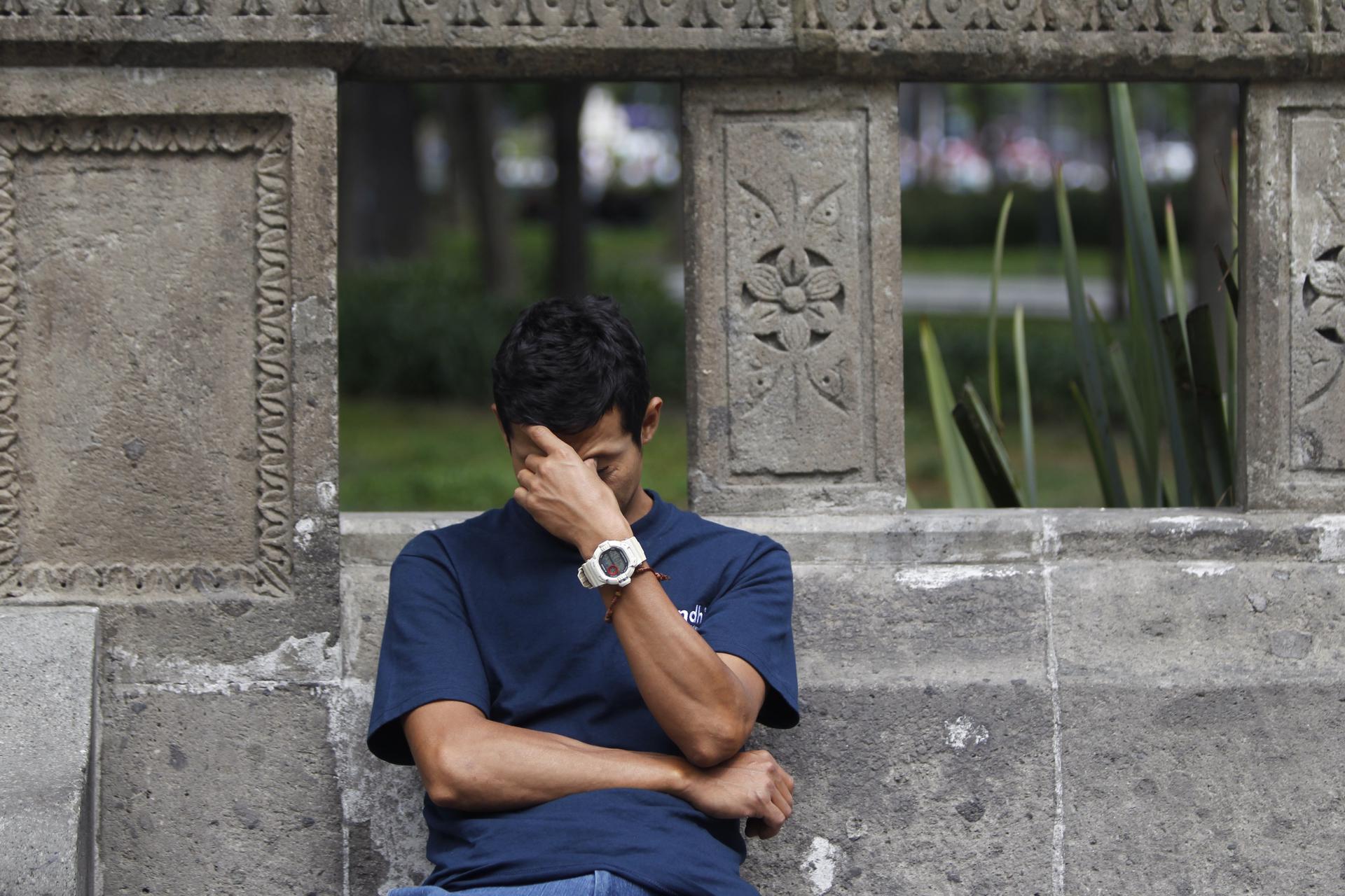 En la imagen de archivo, un hombre con migraña. EFE/Sáshenka Gutiérrez