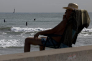 Vista general de las aguas de la playa de la Malvarrosa adonde ha acudido un gran número de personas para disfrutar de este caluroso inicio del mes de junio. EFE/Ana Escobar