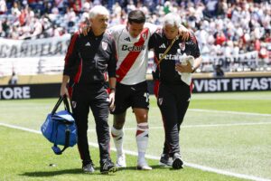 El delantero del River Plate, Sebastián Driussi (C), es ayudado a salir del campo tras lesionarse en el partido contra el Urawa Red Diamonds. EFE/EPA/JOHN G. MABANGLO