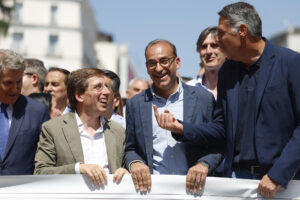 El alcalde de Madrid, José Luis Martínez Almeida (2i), el alcalde Badalona, Xavier García Albiol (d) y el presidente del Partido Popular, Alberto Núñez Feijóo (i) participan entre otros en la concentración convocada frente al Congreso de los Diputados para pedir soluciones al Gobierno ante la "asfixia" financiera local. EFE/ Mariscal