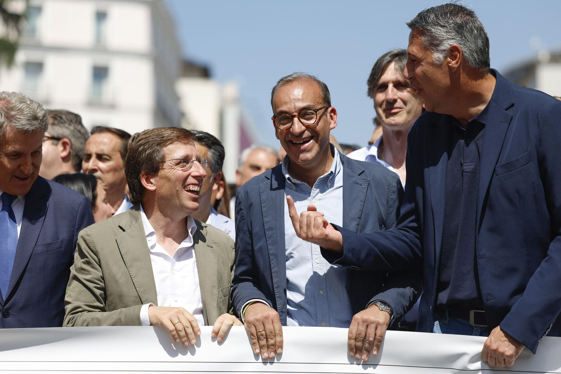 El alcalde de Madrid, José Luis Martínez Almeida (2i), el alcalde Badalona, Xavier García Albiol (d) y el presidente del Partido Popular, Alberto Núñez Feijóo (i) participan entre otros en la concentración convocada frente al Congreso de los Diputados para pedir soluciones al Gobierno ante la "asfixia" financiera local. EFE/ Mariscal