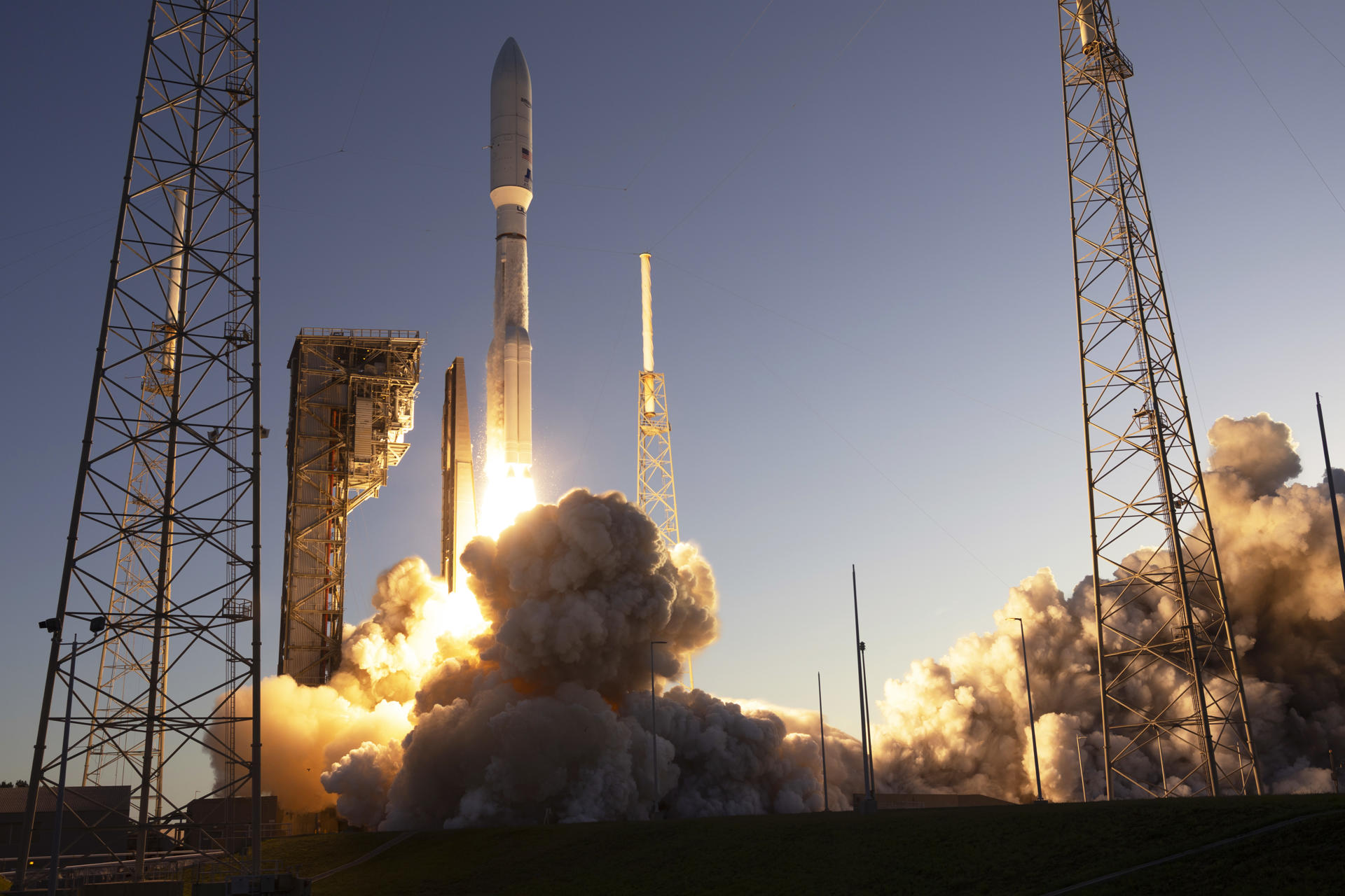 Fotografía cedida por United Launch Alliance (ULA) donde se muestra el cohete Atlas V despegando este lunes, del Complejo de Lanzamiento Espacial 41 de la Estación de la Fuerza Espacial de Cabo Cañaveral, en Florida (Estados Unidos). EFE/ United Launch Alliance (ULA)