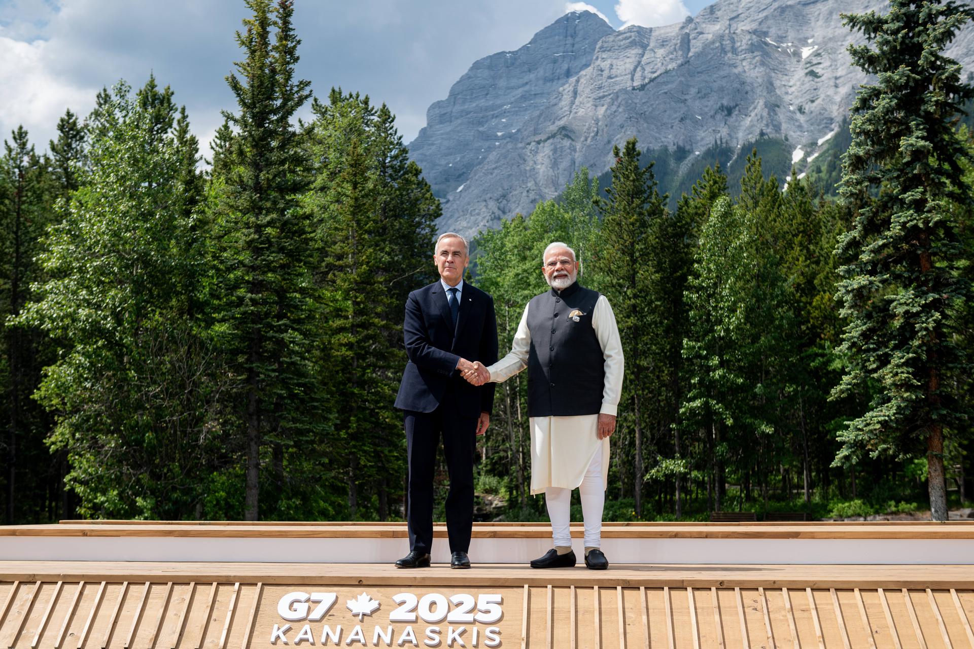El primer ministro de Canadá, Mark Carney (i), saluda al primer ministro de la India, Narendra Modi, durante la Cumbre de Líderes del G7 en Kananaskis, Alberta, Canadá, 17 de junio de 2025. EFE/SPENCER COLBY