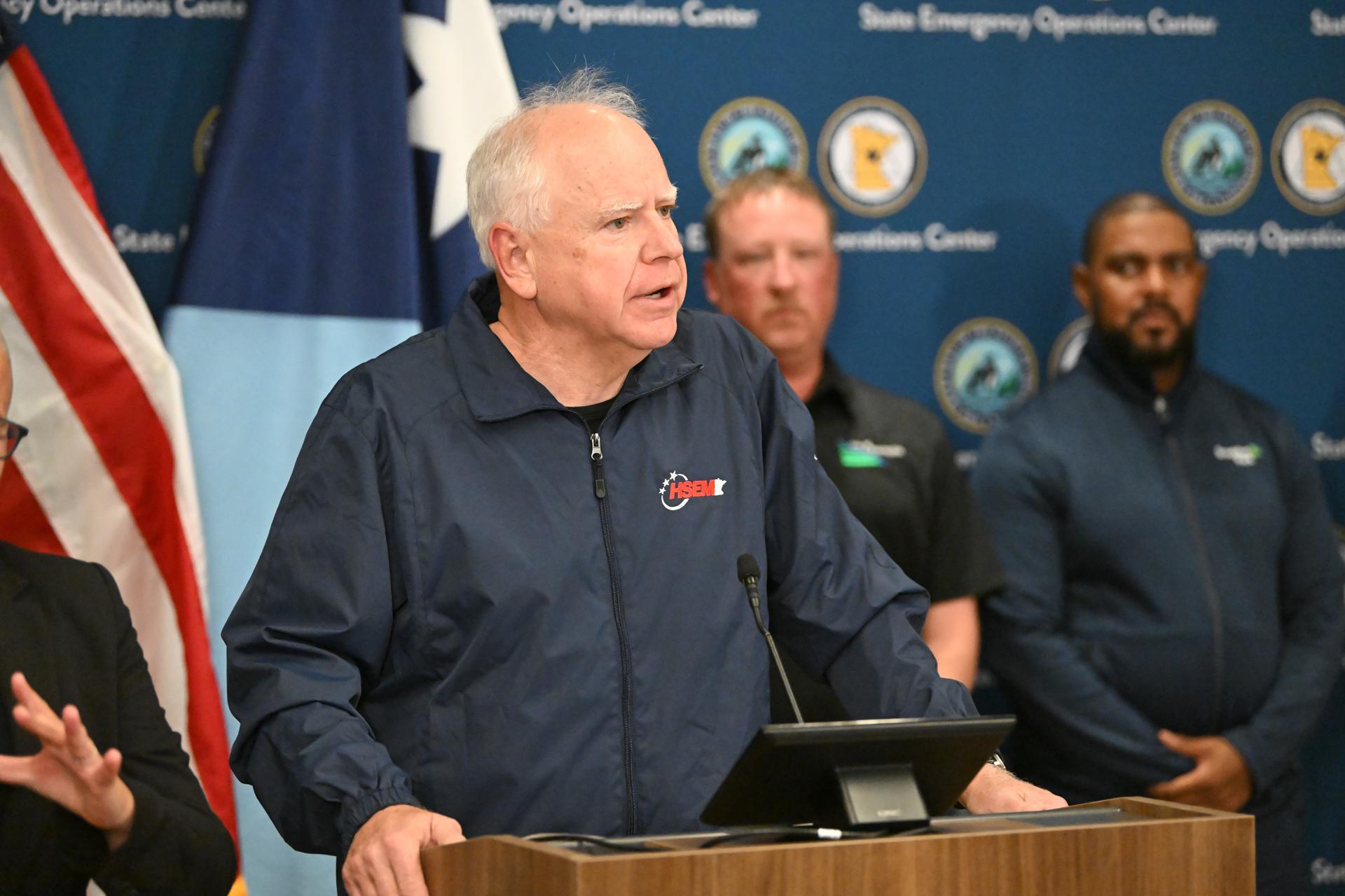 El gobernador de Minnesota, Tim Walz (C), anuncia que las autoridades han detenido al sospechoso, Vance Luther Boelter, de 57 años, en el condado de Sibley, durante una rueda de prensa en el Centro de Operaciones de Emergencia del Estado de Minnesota, en Blaine, Estados Unidos. EFE/EPA/CRAIG LASSIG
