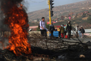 Seguidores del expresidente Evo Morales bloquean una vía este martes, en Cochabamba (Bolivia). EFE/ Luis Gandarillas