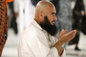 Un hombre reza alrededor de la Kaaba, el edificio cúbico ubicado en el centro de la Gran Mezquita de La Meca.EFE/EPA/STRINGER