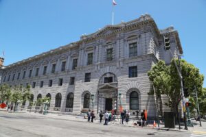 Medios de comunicación, manifestantes y policía esperan fuera del Tribunal de Apelaciones del 9º Circuito de EE. UU. en San Francisco, California, EE. UU., 17 de junio de 2025. EFE/GEORGE NIKITIN