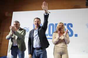 El líder del PP, Alberto Núñez Feijóo (c), acompañado por el presidente del PP Vasco, Javier de Andrés (i), y de la secretaria del PP Vasco, Esther Martín, protagoniza un acto político en Bilbao este sábado de cara al congreso del partido en julio y en vísperas de la manifestación contra el Gobierno convocada para este domingo. EFE/ Luis Tejido