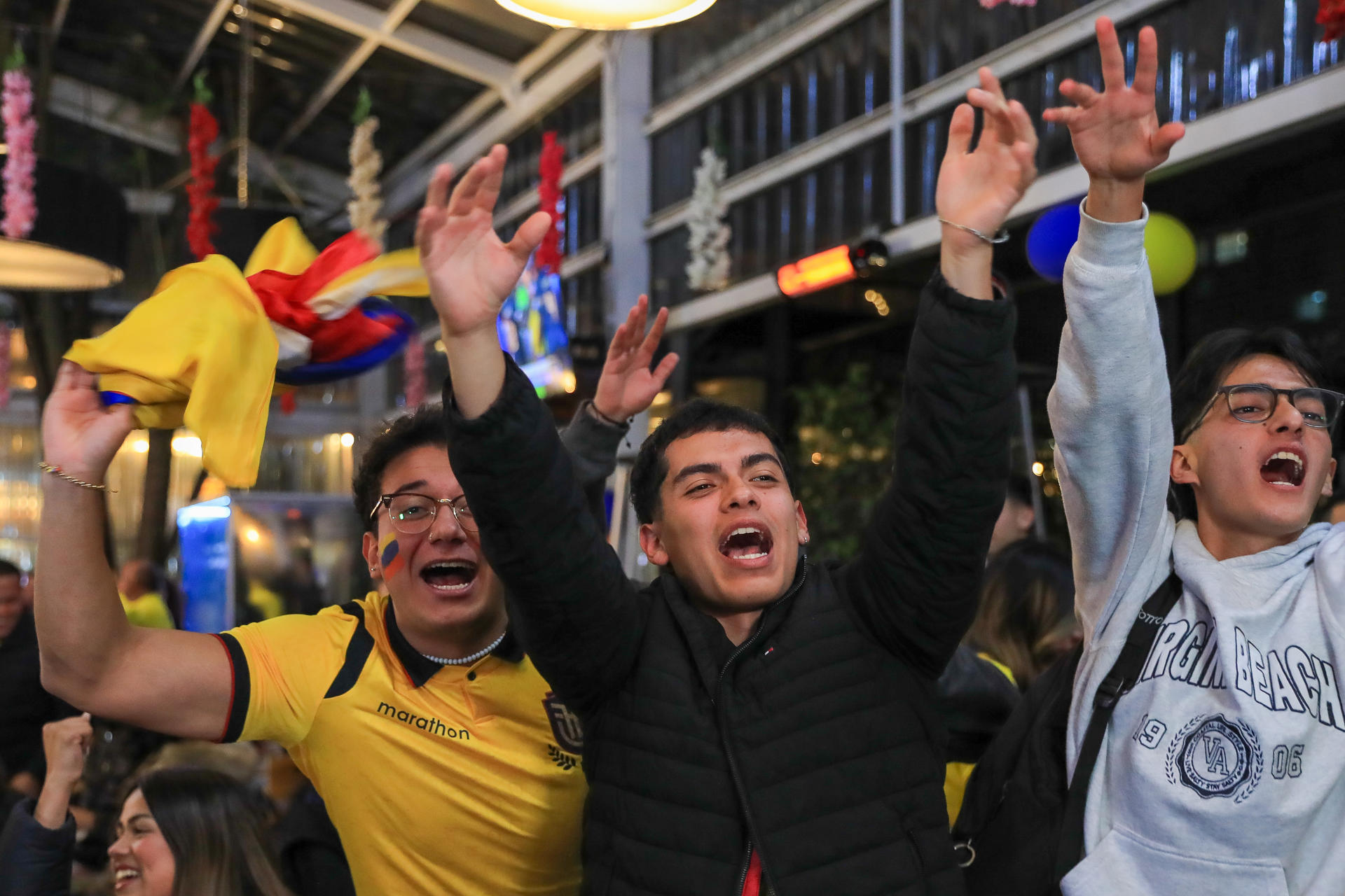 Hinchas de Ecuador celebran la clasificación de la selección de fútbol, este martes en Quito. EFE/ José Jácome