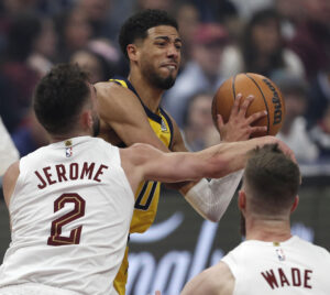 CLEVELAND (United States), 06/05/2025.- Indiana Pacers guard Tyrese Haliburton (C) looks to pass as he is defended by Cleveland Cavaliers guard Ty Jerome (L) and Cleveland Cavaliers forward Dean Wade (R) during the first half of the NBA Playoffs Eastern Conference Semifinals game two between the Indiana Pacers and the Cleveland Cavaliers in Cleveland, Ohio, USA, 06 May 2025. (Baloncesto) EFE/EPA/DAVID MAXWELL SHUTTERSTOCK OUT