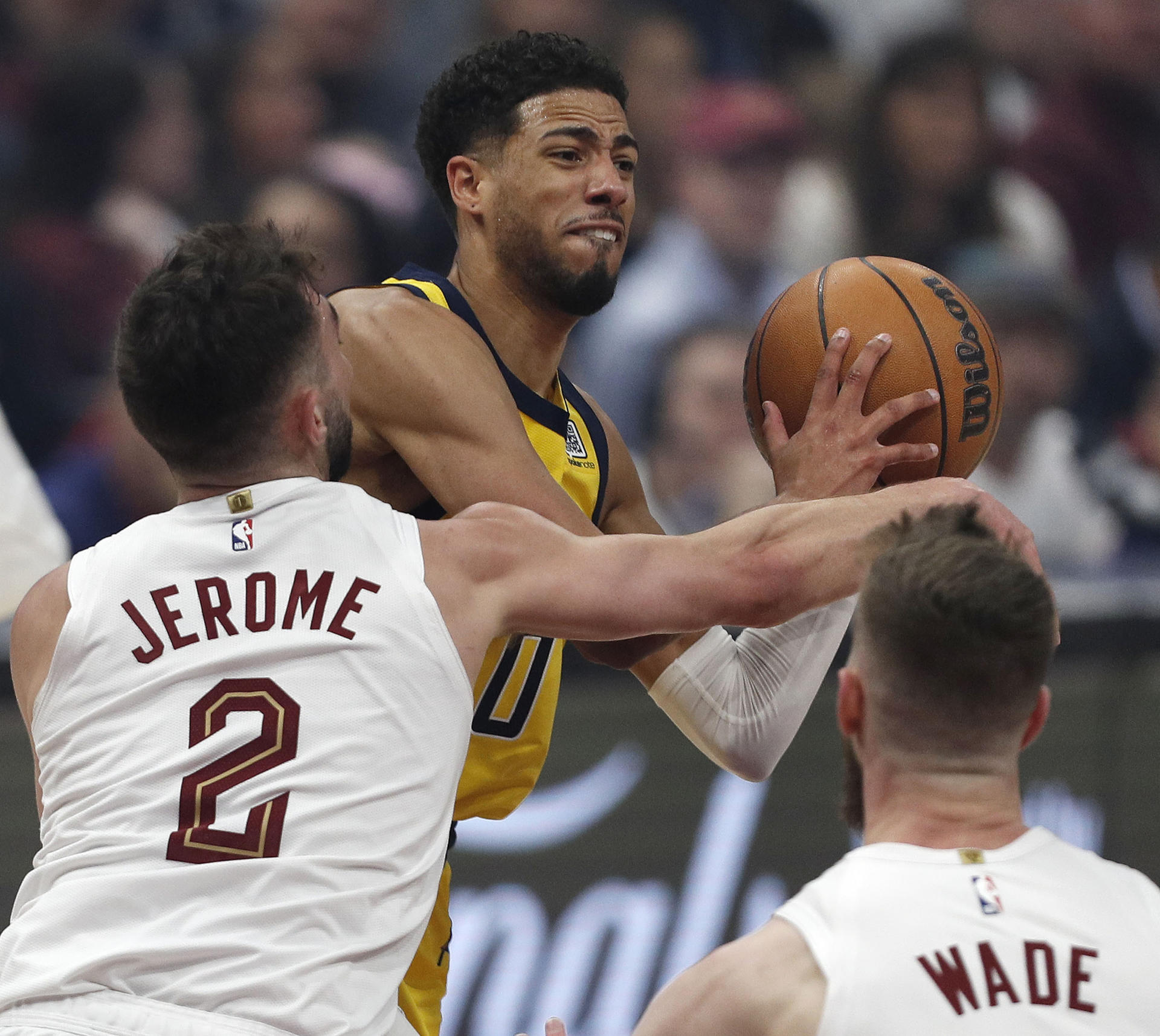 CLEVELAND (United States), 06/05/2025.- Indiana Pacers guard Tyrese Haliburton (C) looks to pass as he is defended by Cleveland Cavaliers guard Ty Jerome (L) and Cleveland Cavaliers forward Dean Wade (R) during the first half of the NBA Playoffs Eastern Conference Semifinals game two between the Indiana Pacers and the Cleveland Cavaliers in Cleveland, Ohio, USA, 06 May 2025. (Baloncesto) EFE/EPA/DAVID MAXWELL SHUTTERSTOCK OUT