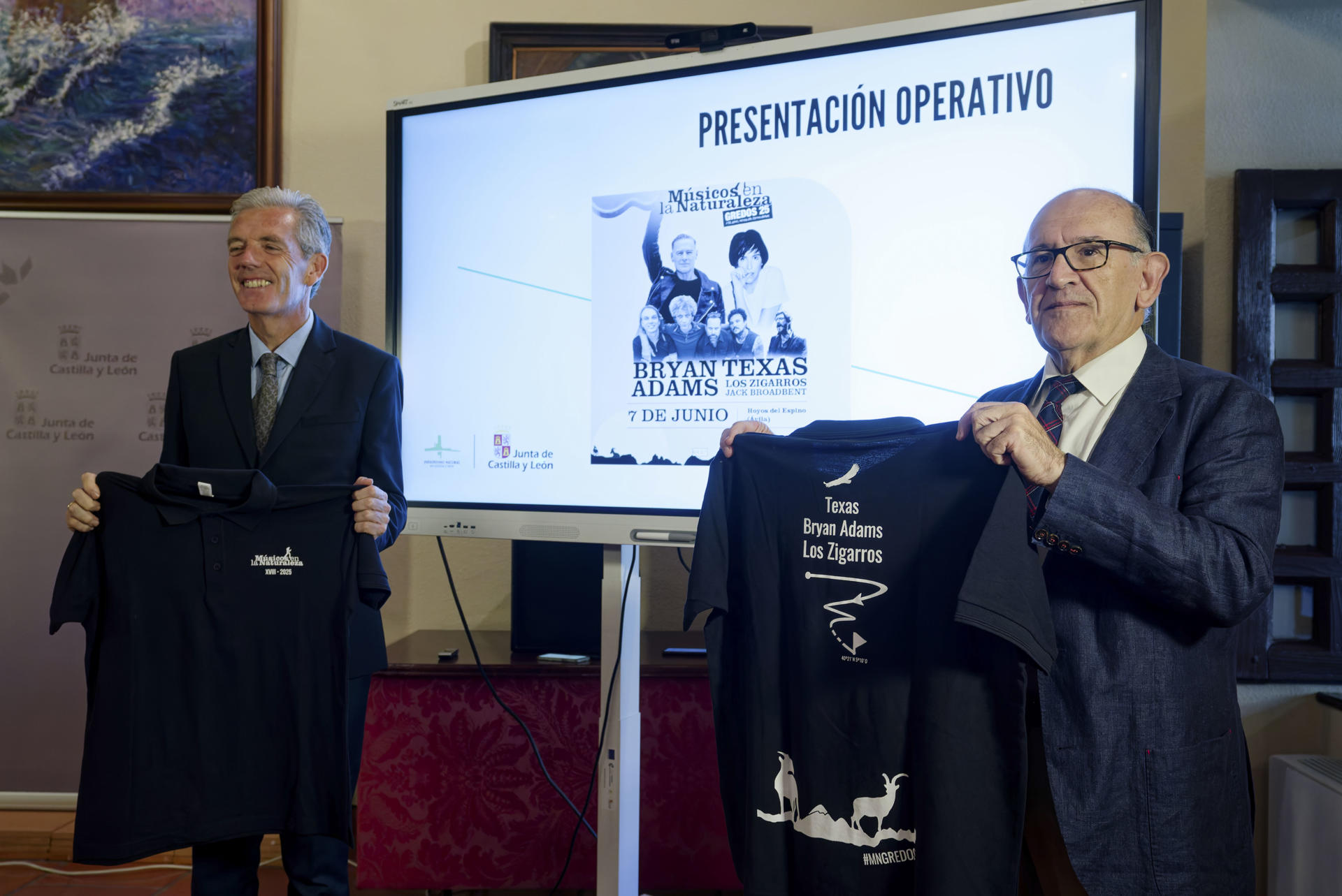 El director general de Infraestructuras y Sostenibilidad Ambiental, José Manuel Jiménez (d), y el delegado territorial de la Junta de Castilla y León, José Francisco Hernández (i), durante la presentación del operativo de Músicos en la Naturaleza 2025, este martes en Ávila. EFE/ Raúl Sanchidrián