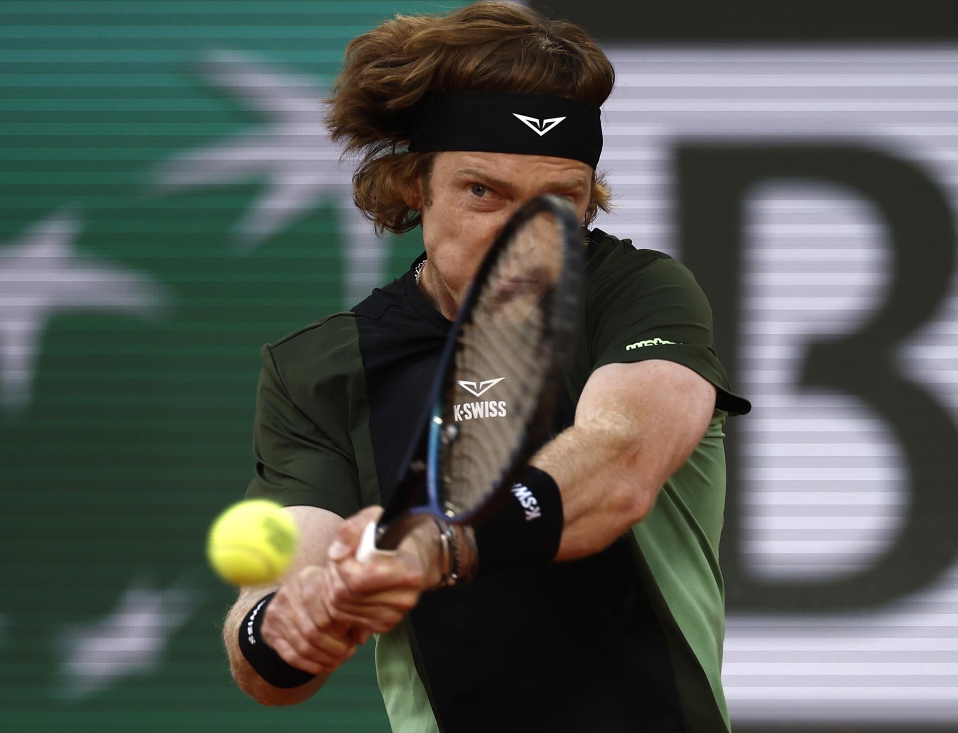 El ruso Andrey Rublev en su partido de cuarta ronda de Roland Garros en Paris, Francia. EFE/EPA/YOAN VALAT
