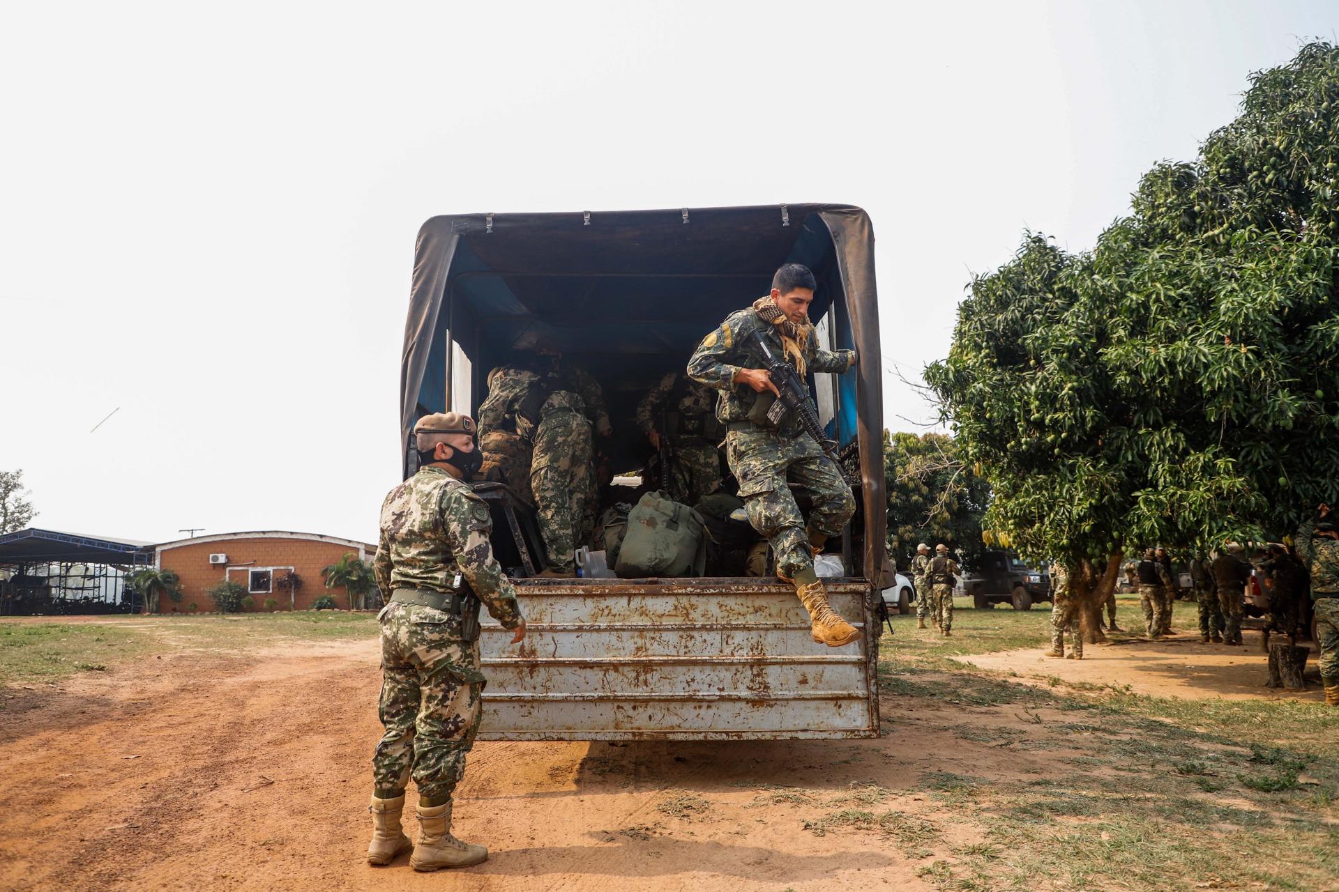 Fotografía de archivo que muestra a efectivos de la Fuerza de Tarea Conjunta (FTC) de Paraguay en un operativo. EFE/Nathalia Aguilar