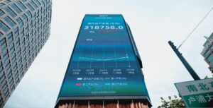 SHANGHAI (China), 12/06/2025.- Una pantalla en un edificio de Shanghai (China) muestra los resultados de los mercados asiáticos este jueves. EFE/EPA/ALEX PLAVEVSKI