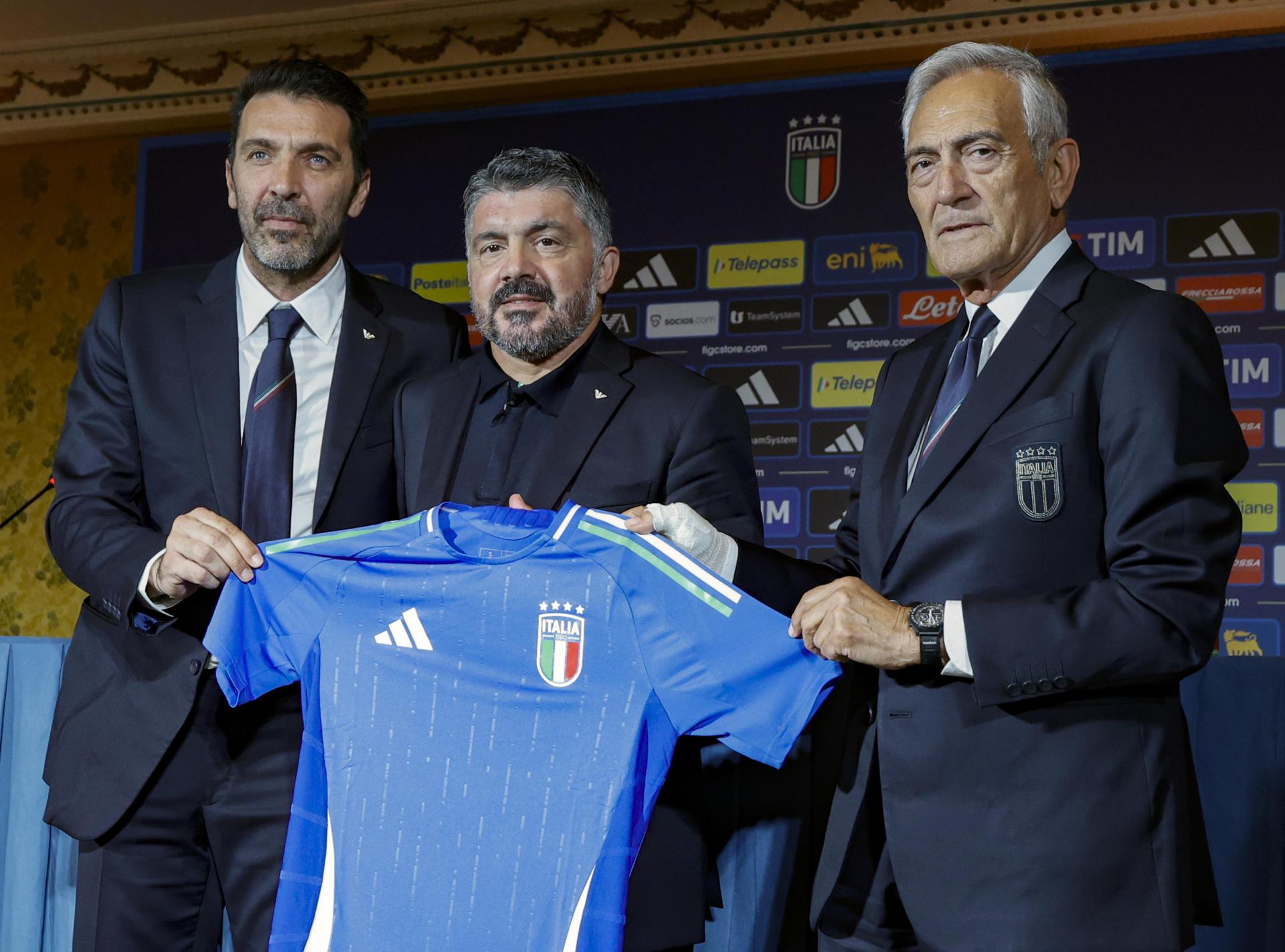 (I-D) El jefe de Delegación de la selección italiana, Gianluigi Buffon, el entrenador de Italia, Gennaro Gattuso, y el presidente de la FIGC, Gabriele Gravina, durante la presentación del segundo como nuevo seleccionador 'azzurro'. EFE/EPA/FABIO FRUSTACI