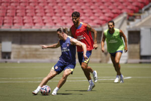 Fotografía cedida por el Atlético de Madrid del jugador Conor Gallagher durante un entrenamiento en Los Ángeles (Estados Unidos). EFE/Atlético De Madrid /SOLO USO EDITORIAL/NO VENTAS/SOLO DISPONIBLE PARA ILUSTRAR LA NOTICIA QUE ACOMPAÑA (CRÉDITO OBLIGATORIO)