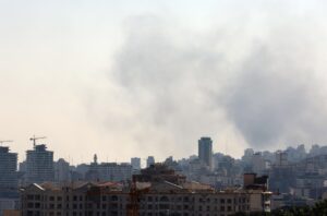 El humo se eleva después de un ataque aéreo israelí en el centro de Teherán, Irán, en una imagen del 17 de junio de 2025. EFE/EPA/ABEDIN TAHERKENAREH