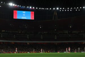 Revisión de VAR durante un partido de la Champions femenina en foto de archivo de ISABEL INFANTES. EFE/EPA