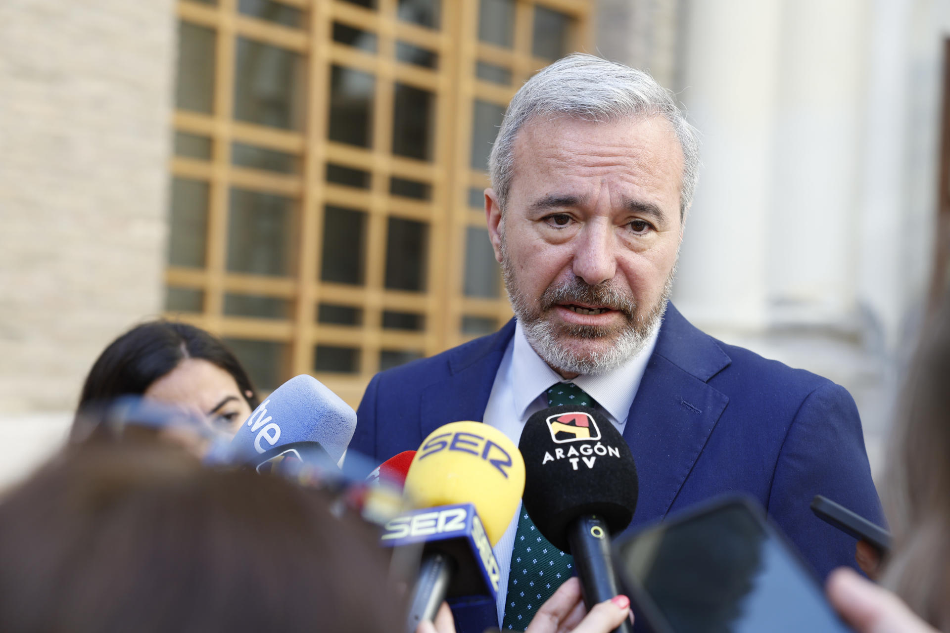 El presidente aragonés, Jorge Azcón, ha anunciado este martes que su Gobierno pedirá de manera inmediata la ejecución forzosa de la sentencia del Tribunal Supremo que ordena la devolución a Aragón de las pinturas murales del Monasterio de Sijena desde el Museo Nacional de Arte de Cataluña y ha advertido que el fallo se cumplirá "a las buenas o a las malas". EFE/Javier Cebollada