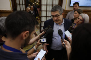 El portavoz socialista en el Congreso, Patxi López, se dirige a los medios de comunicación a su llegada al pleno celebrado, este jueves, en el Congreso de los diputados. EFE/Mariscal