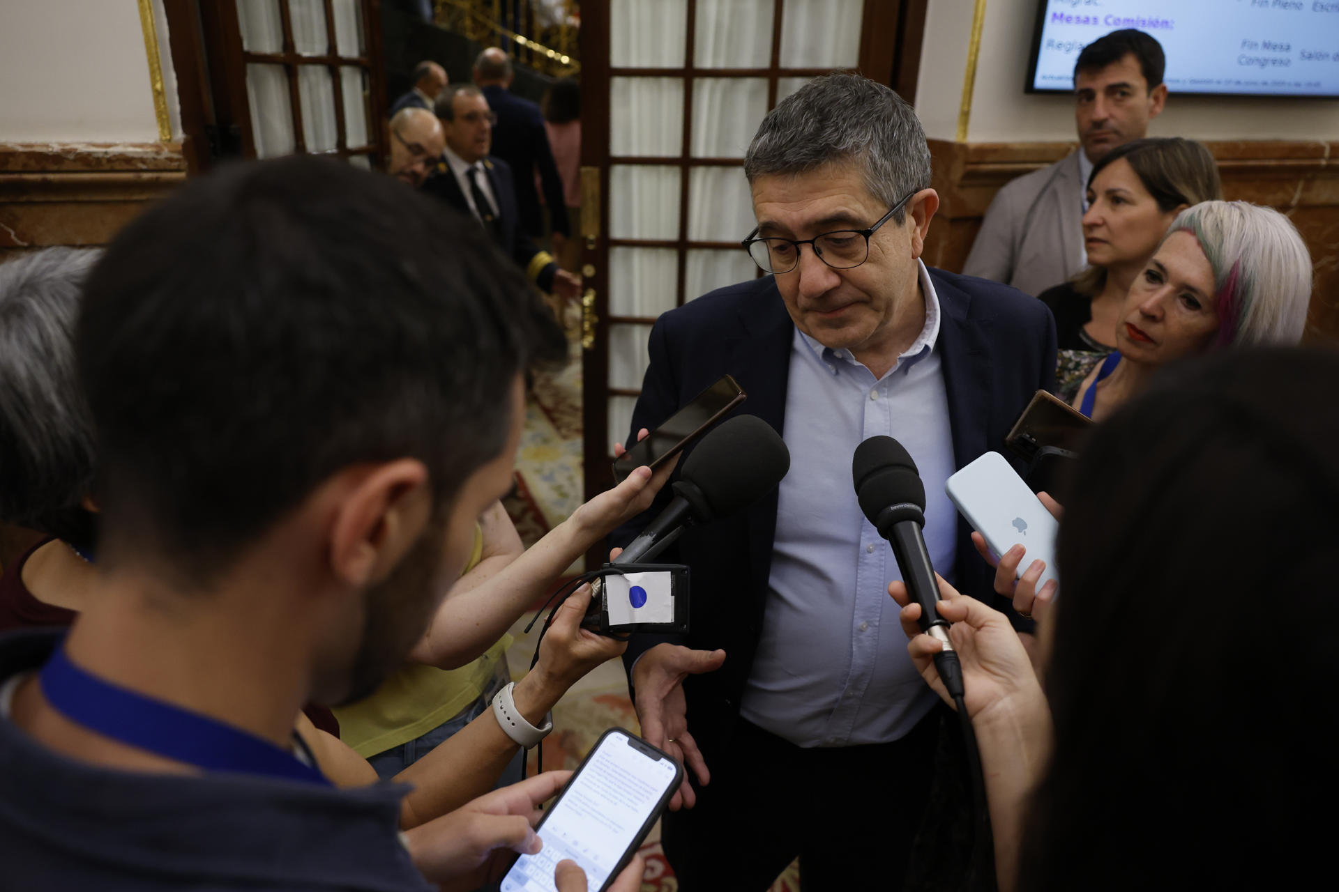 El portavoz socialista en el Congreso, Patxi López, se dirige a los medios de comunicación a su llegada al pleno celebrado, este jueves, en el Congreso de los diputados. EFE/Mariscal