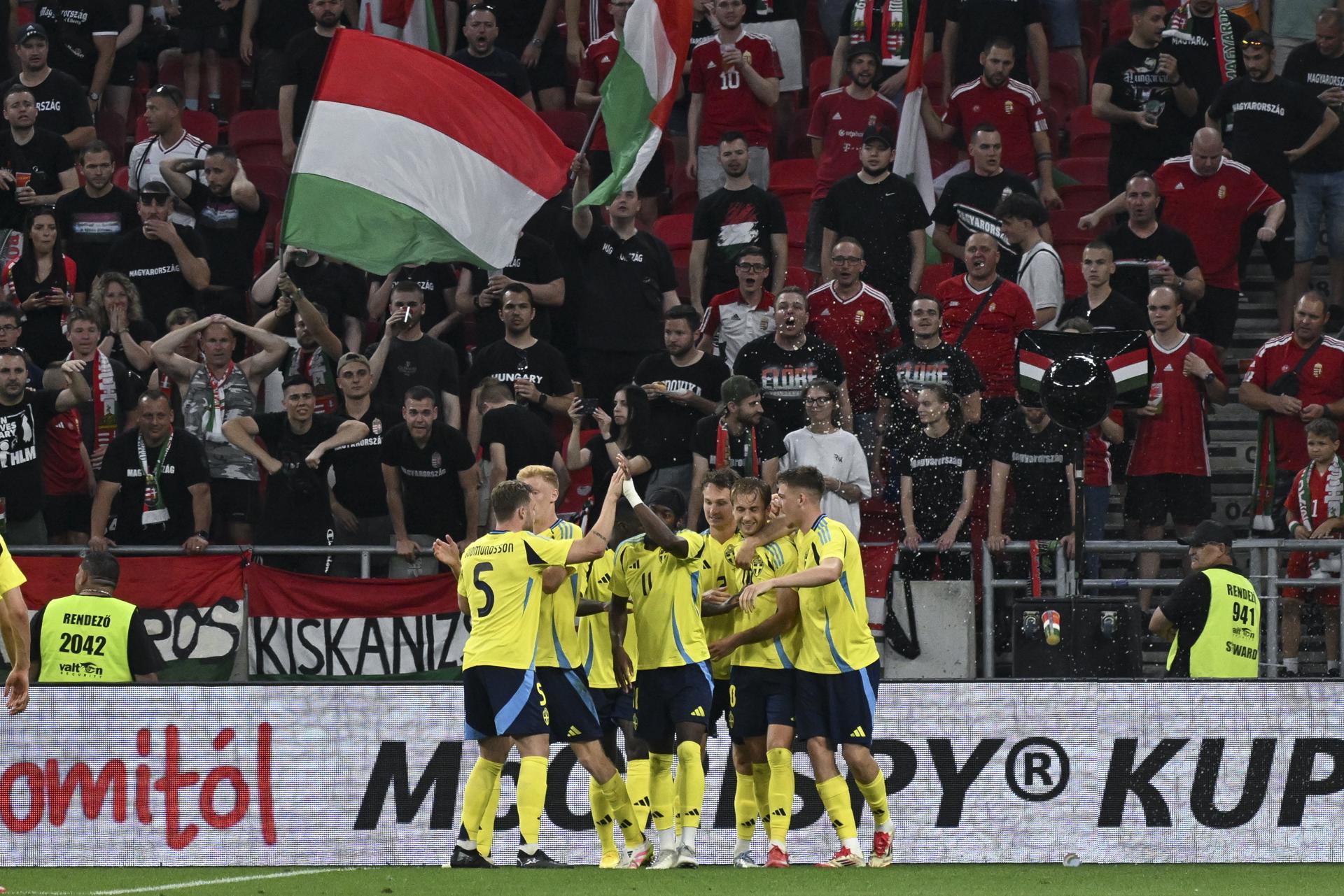 Los jugadores suecos celebran su victoria en Hungría. EFE/EPA/Tibor Illyes
