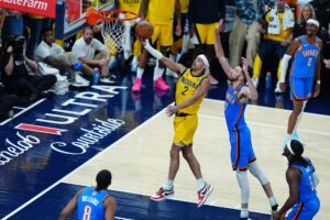 Andrew Nembhard (c), de los Pacers, lanza un tiro ante la mirada de Chet Holmgren (c-d), de los Thunder. EFE/EPA/BRIAN SPURLOCK