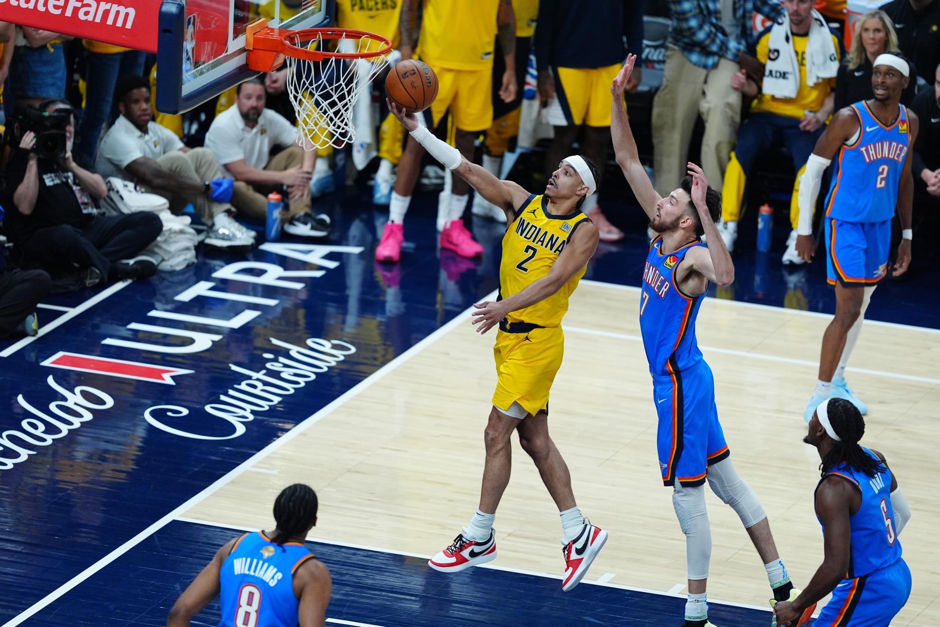 Andrew Nembhard (c), de los Pacers, lanza un tiro ante la mirada de Chet Holmgren (c-d), de los Thunder. EFE/EPA/BRIAN SPURLOCK