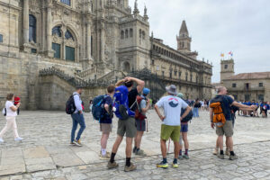 El Camino de Santiago encadena récords y este año espera superar por primera vez el medio millón de peregrinos, con rutas minoritarias que ganan adeptos, mientras los vecinos piden echar el freno y otro modelo turístico ante problemas como el encarecimiento de la vivienda o el ruido. El año pasado 499.171 peregrinos completaron la ruta xacobea, un 12 % más que en 2023 y una cifra que se espera superar en 2025, cuando el Camino acumula un crecimiento del 9 %, según cifras de la Oficina de Acogida al Peregrino. Este año han aumentado todos los meses excepto marzo -por el efecto Semana Santa, que en 2024 fue ese mes y en 2025 en abril- y, pese a las quejas de vecinos que denuncian una masificación, desde la administración defienden que crece de forma ordenada. EFE/Paula Fernández