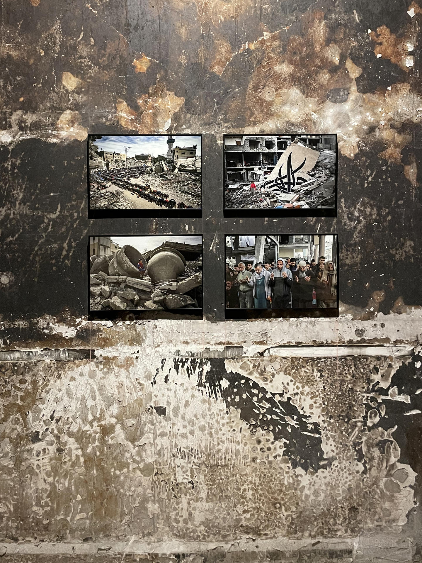 Fotografía que muestra imágenes durante un recorrido por la exposición "Palestina tiene una pena", este martes en el Museo Violeta Parra, en Santiago (Chile). EFE/ Raúl Gómez