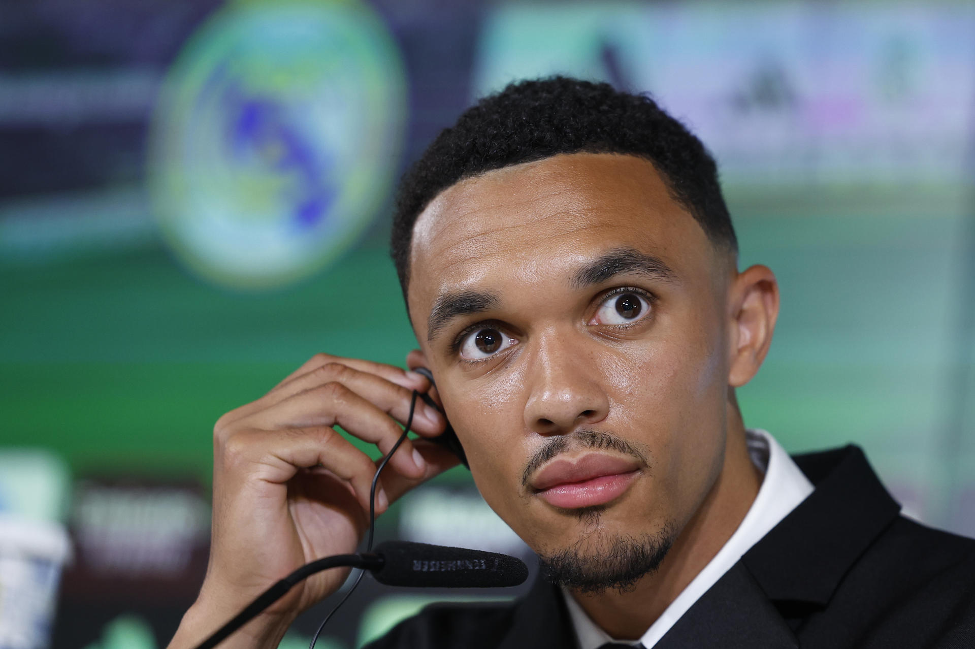 El futbolista inglés Trent Alexander-Arnold, durante su presentación como nuevo jugador del Real Madrid. El inglés, procedente del Liverpool, firmó un contrato que le liga al club blanco hasta el 30 de junio de 2031 y su dorsal será el 12, el número que ya lucirá en el Mundial de Clubes. EFE/ Chema Moya