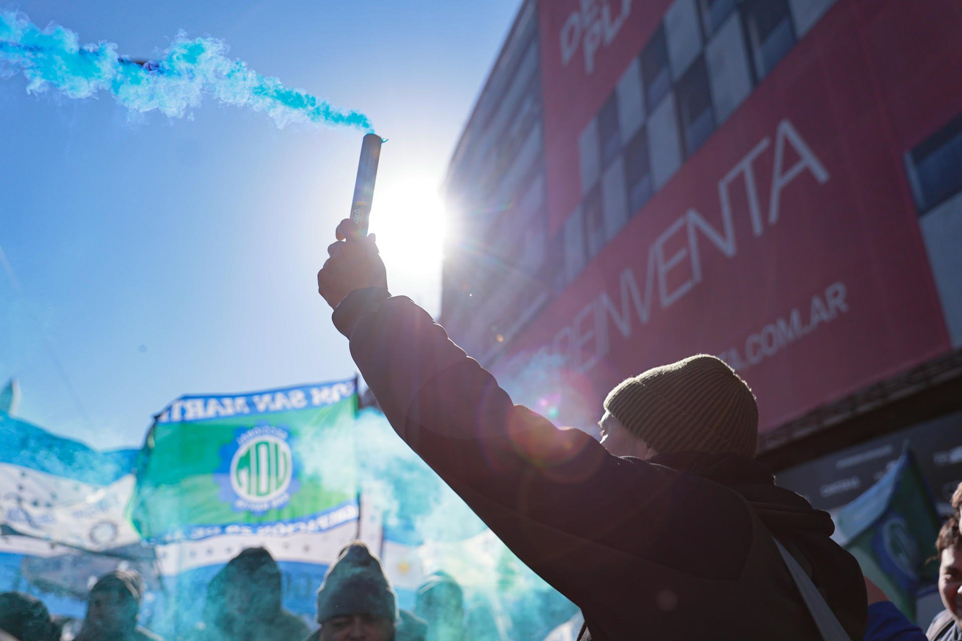 Personas participan en una manifestación este miércoles, en Buenos Aires (Argentina). EFE/ Adan González