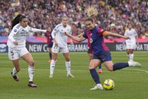 La delantera del FC Barcelona Alexia Putellas (d) controla la pelota ante Antonia Silva (i) del Real Madrid, durante un partido de Liga Femenina disputado en el Estadi Olímpic Lluís Companys. EFE/Enric Fontcuberta