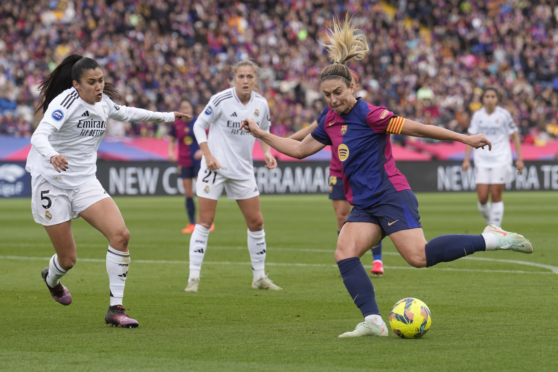 La delantera del FC Barcelona Alexia Putellas (d) controla la pelota ante Antonia Silva (i) del Real Madrid, durante un partido de Liga Femenina disputado en el Estadi Olímpic Lluís Companys. EFE/Enric Fontcuberta