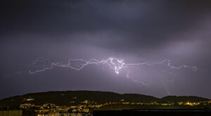 Una rayo cae en San Sebastián, donde este miércoles cayó una fuerte tormenta tras un día muy caluroso. EFE/Javier Etxezarreta