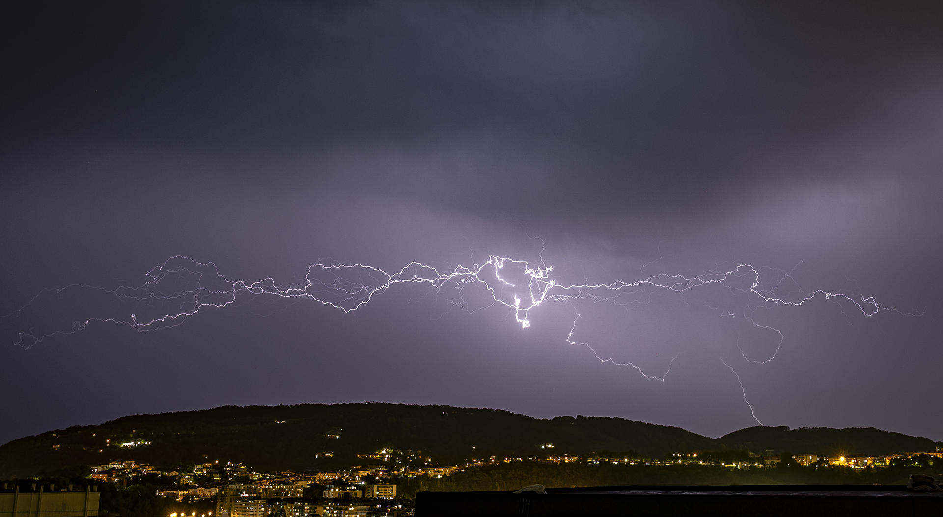 Una rayo cae en San Sebastián, donde este miércoles cayó una fuerte tormenta tras un día muy caluroso. EFE/Javier Etxezarreta