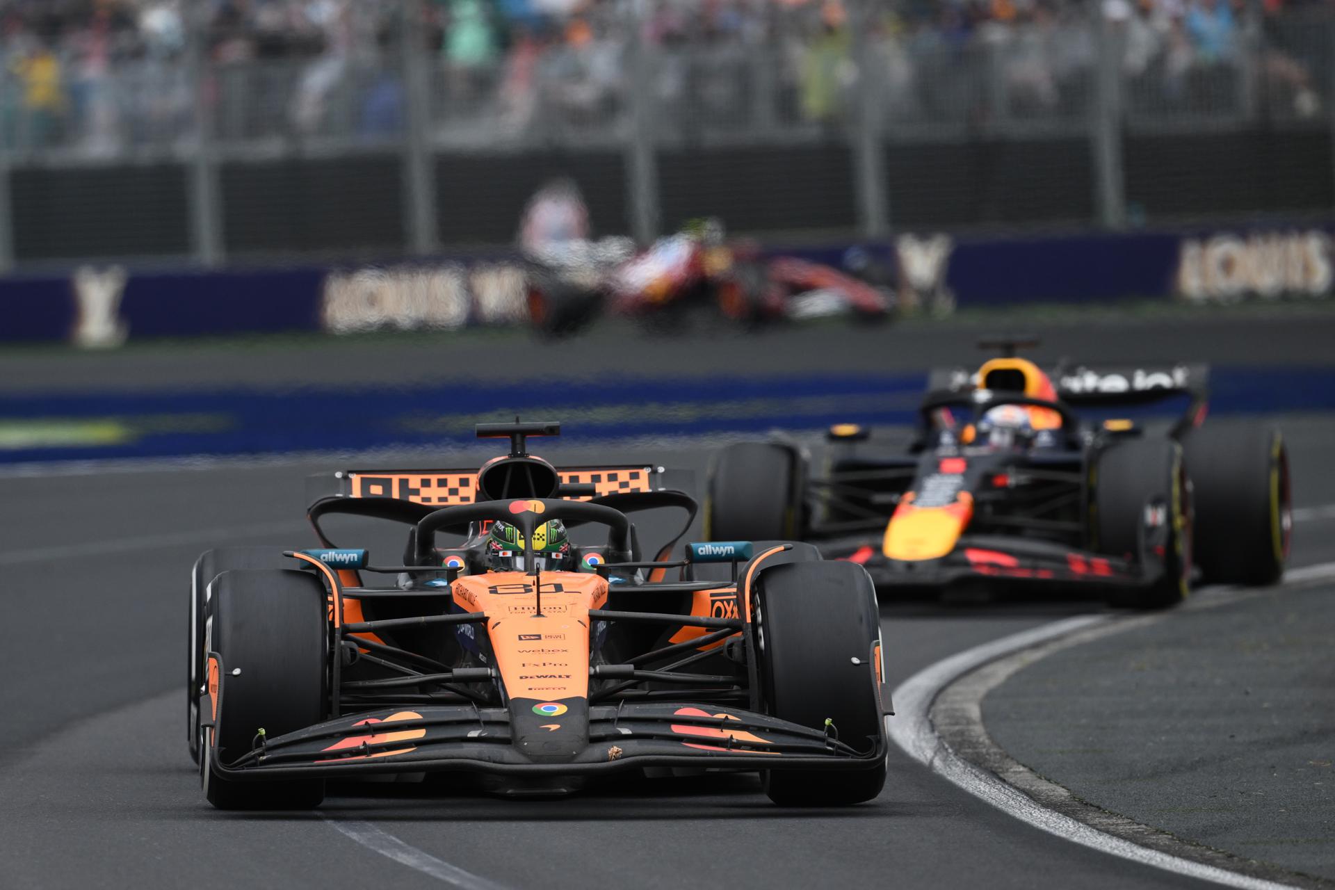 Oscar Piastri (I) de McLaren y Max Verstappen (D) de Red Bull Racing en acción durante el último Gran Premio de Fórmula Uno de Australia en Albert Park en Melbourne.EFE/EPA/Joel Carrett
