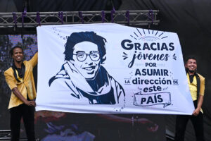 Jóvenes muestran una pancarta de Jaime Garzón, activista asesinado en 1999, en una de las tarimas cercanas a la Plaza de Bolívar, en Bogotá. Foto de archivo. EFE/Natalia Pedraza