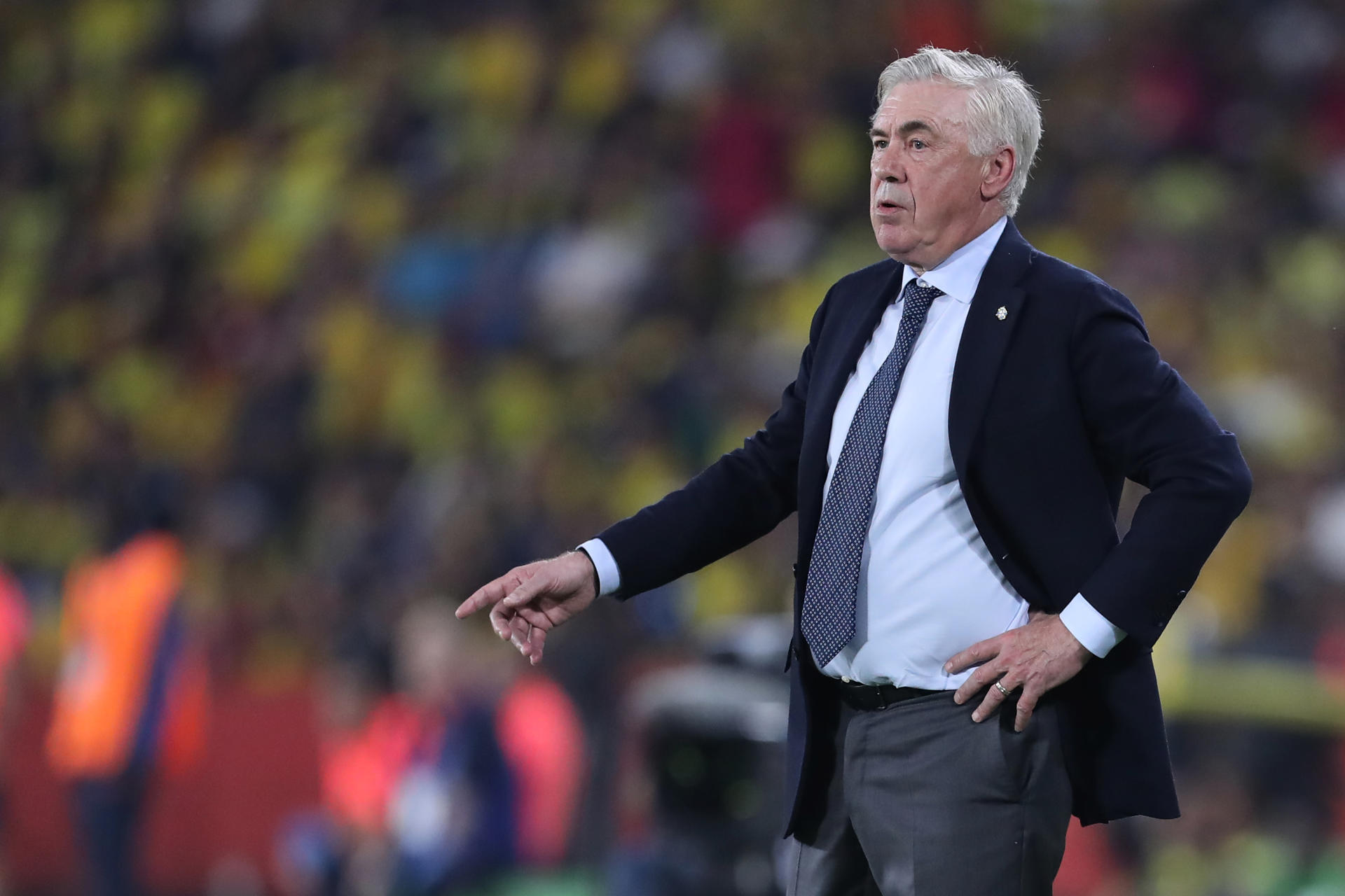 El entrenador de Brasil, Carlo Ancelotti, da instrucciones durante un partido de las eliminatorias sudamericanas para el Mundial de 2026 entre  las selecciones de Ecuador y Brasil en el estadio Monumental Isidro Romero Carbo en Guayaquil (Ecuador). EFE/ José Jacome
