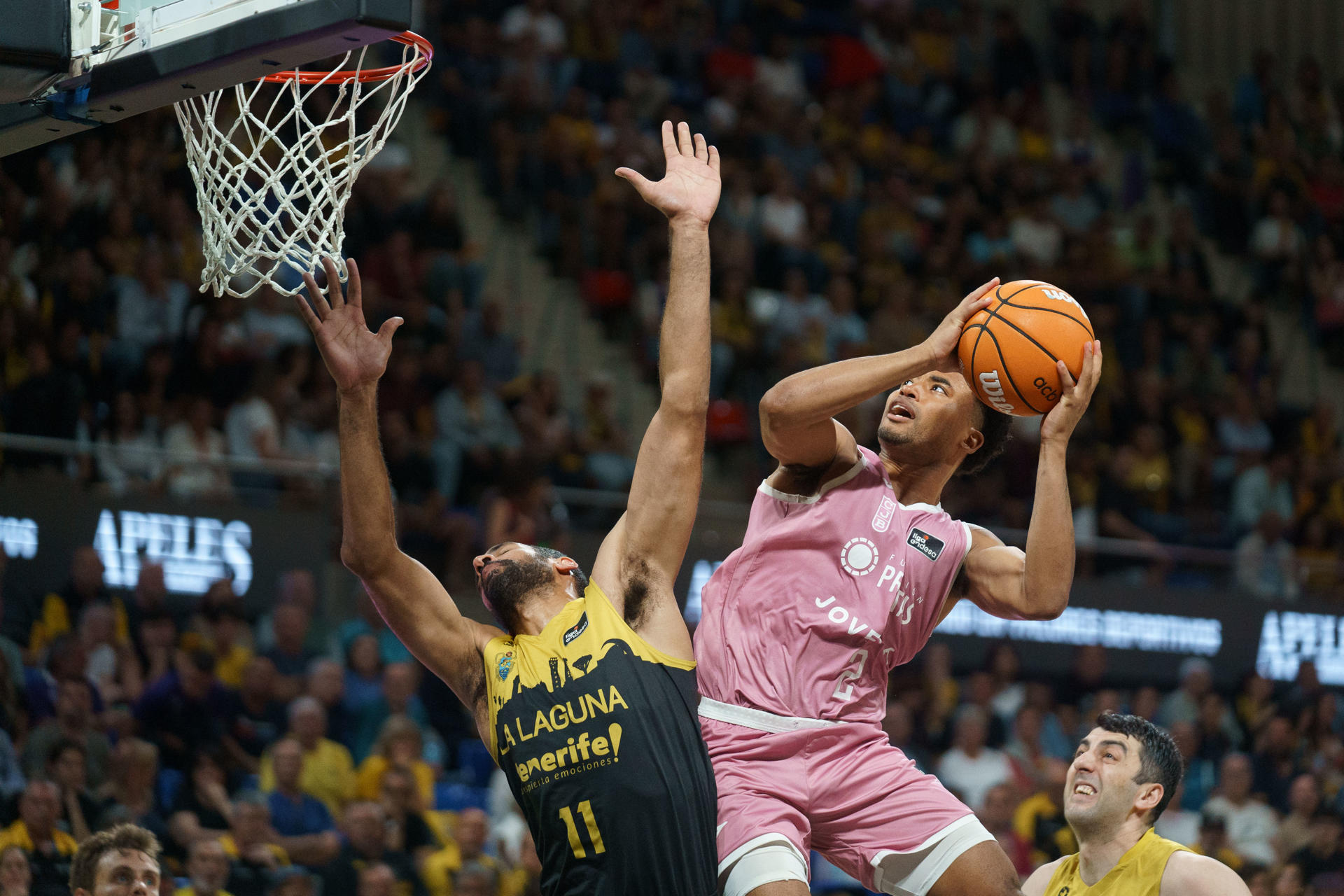 El base del Joventut Badalona Devon Dotson (d) ante el alero de La Laguna Tenerife Thomas Scrubb (i) durante el primer partido de la eliminatoria de cuartos de final de la Liga Endesa que se disputó este lunes en el pabellón Santiago Martín de La Laguna (Tenerife) EFE/Ramón de la Rocha
