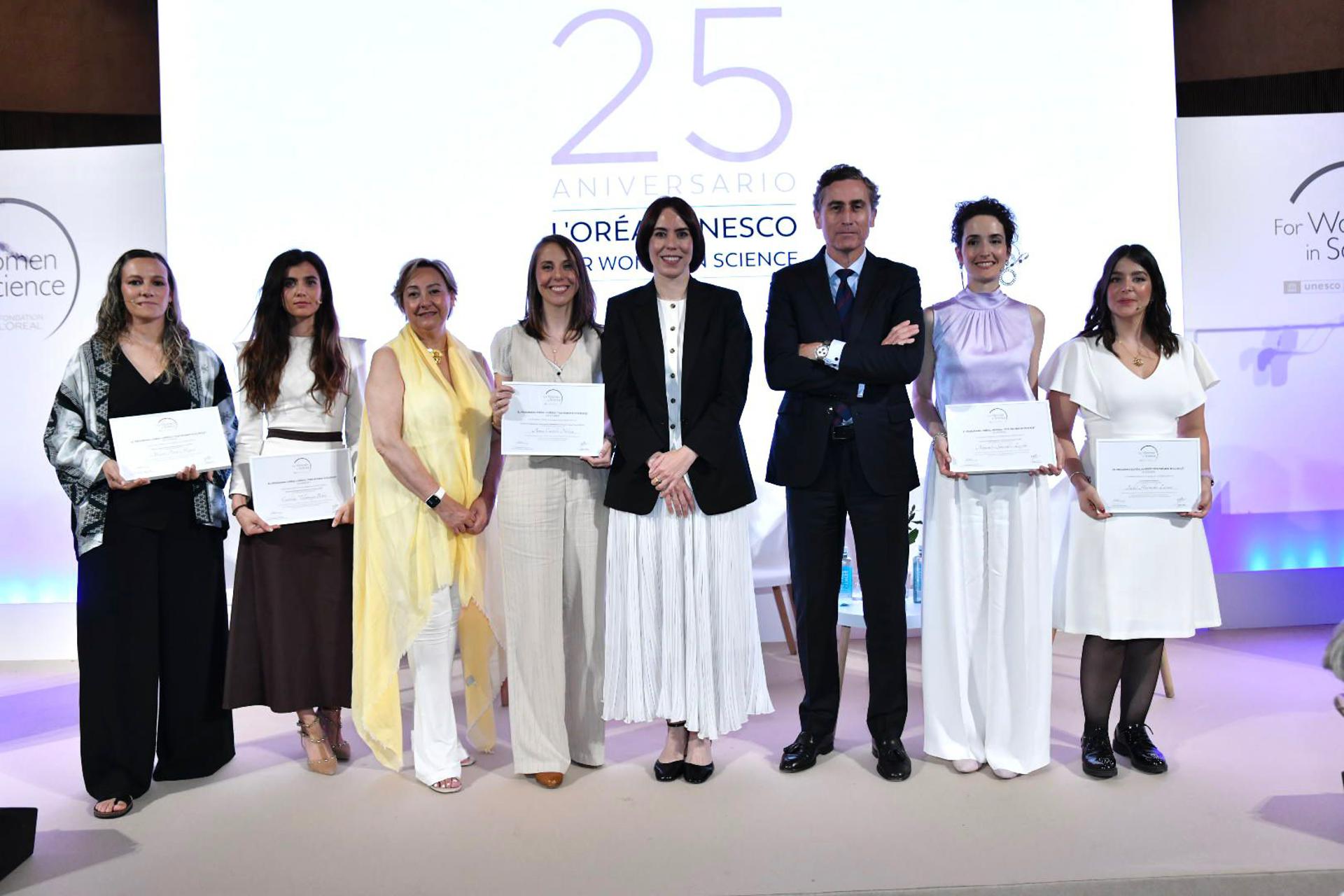 Foto de familia de las cinco jóvenes investigadoras premiadas con los premios del programa L'Oreal-UNESCO. En el centro, la ministra de Ciencia, Diana Morant, y el  CEO de L’Oréal España y Portugal, Juan Alonso de Lomas. Crédito: L'Oreal
