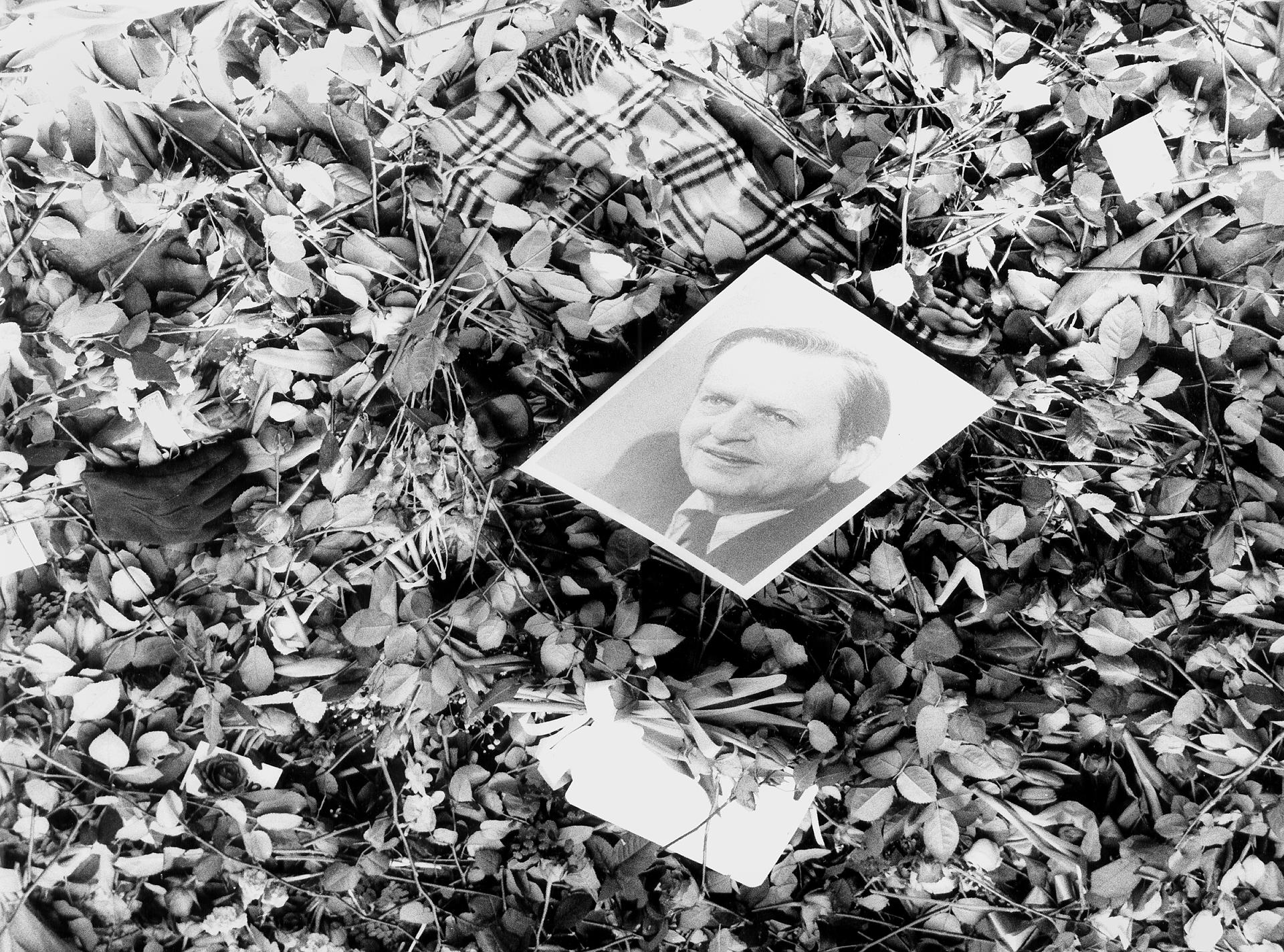Flores depositadas junto a la foto del primer ministro sueco, Olof Palme, en el lugar donde fue asesinado. EFE/Archivo/Pressens Bild/Rolf Hamilton/rsa