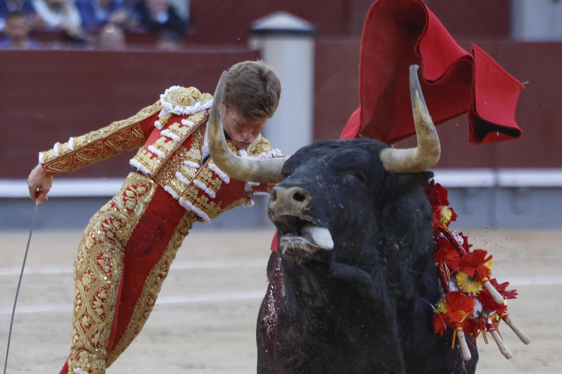El diestro Borja Jiménez en la Corrida de la Beneficencia, que se celebra este domingo en la Monumental de Las Ventas. EFE/Juanjo Martín