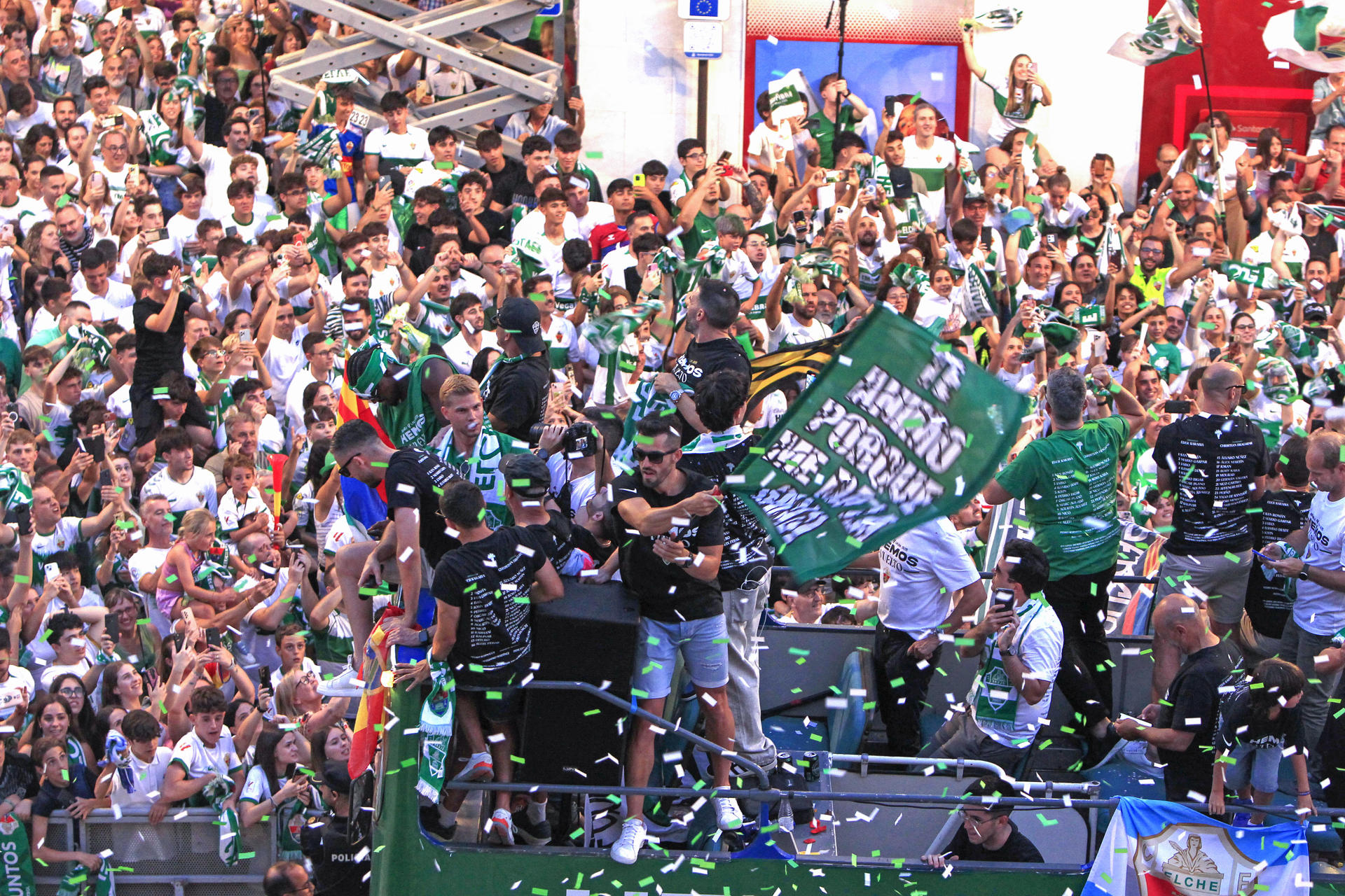 Jugadores del Elche durante su recorrido hoy lunes por las calles de la localidad alicantina celebrando el ascenso a Primera División. EFE/Morell.

